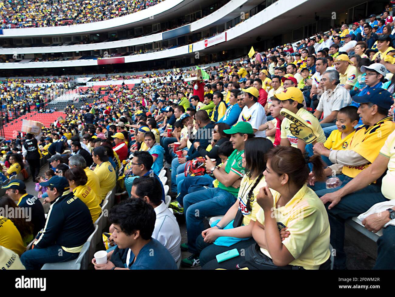 Aficionados al fútbol en el estadio Azteca, Ciudad de México, México Foto de stock