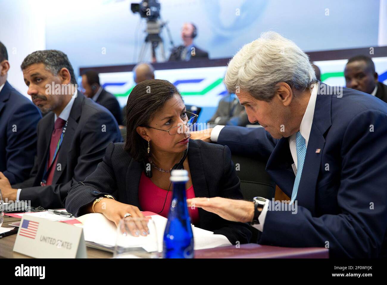 El Secretario de Estado John Kerry habla con la Asesora de Seguridad Nacional Susan Rice durante la Cumbre de líderes EE.UU.-África en el Departamento de Estado de EE.UU. En Washington, D.C., el 6 de agosto de 2014 Foto de stock