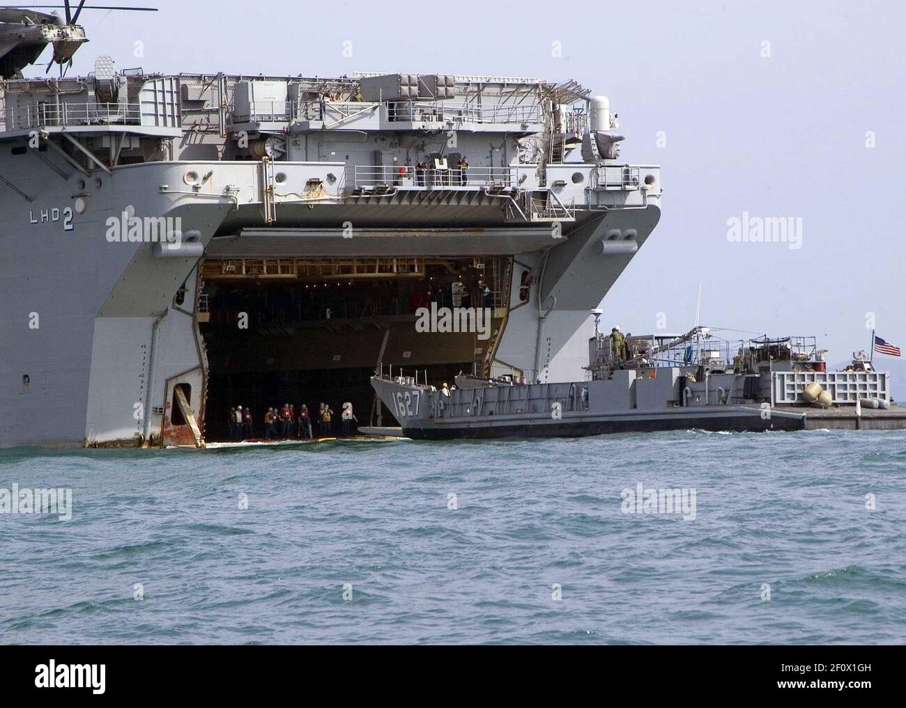 8 de mayo de 2008 - Golfo de Tailandia - Landing Craft Utility (LCU) 1627 sale de la cubierta del pozo del buque de asalto anfibio USS Essex (LHD 2) en el Golfo de Tailandia durante Cobra Gold 2008, Un ejercicio militar conjunto patrocinado por los Estados Unidos y Tailandia, diseñado para mejorar la interoperabilidad entre las fuerzas conjuntas de los Estados Unidos y las fuerzas combinadas de los militares tailandeses, singapurenses, japoneses e indonesios. Crédito de la foto: Kari R. Bergman/EE.UU. Navy/Sipa Press/0805082216 Foto de stock
