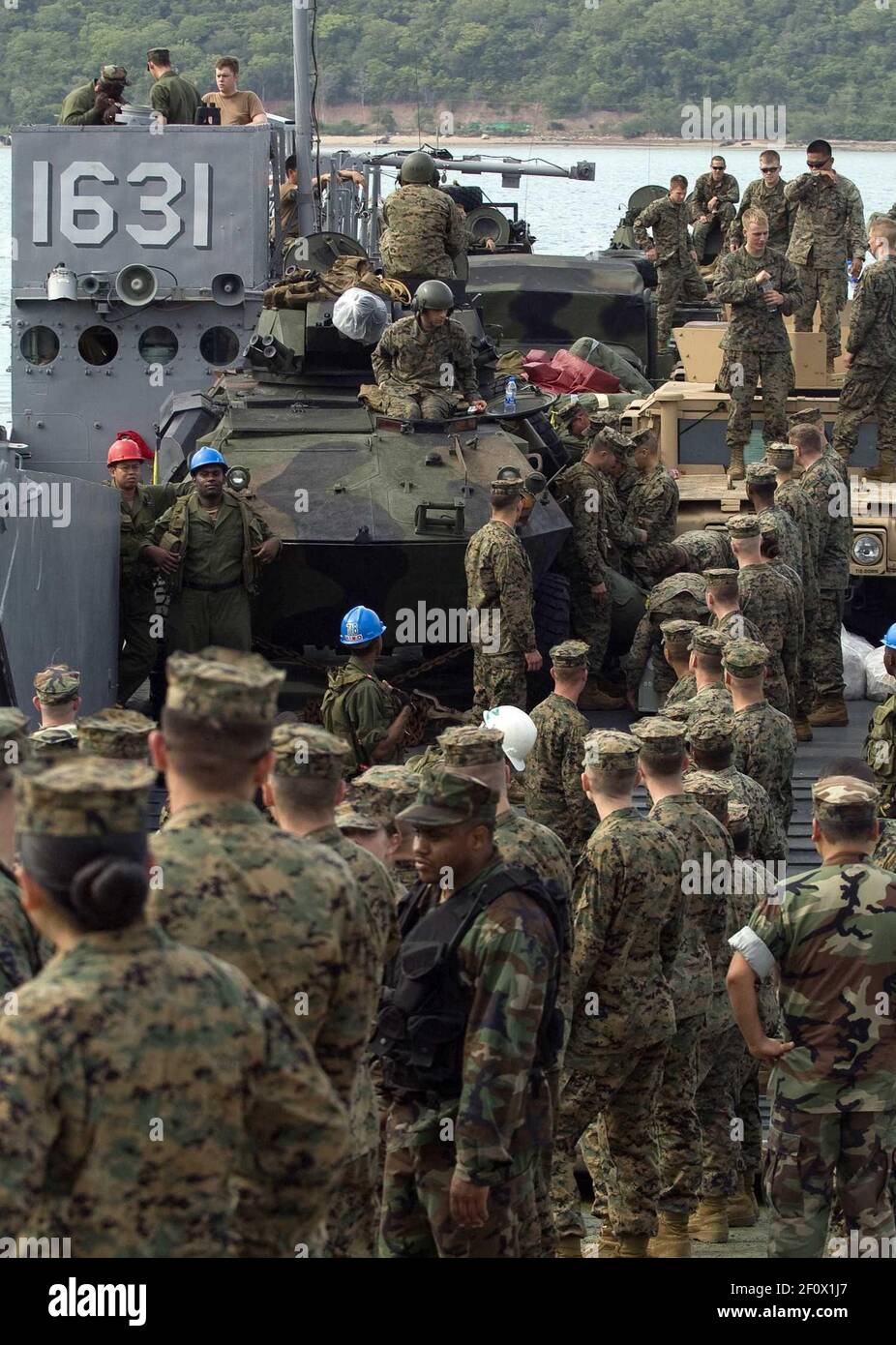 8 de mayo de 2008 - Golfo de Tailandia - EE.UU. Marines asignados a la Unidad Expedicionaria Marina 31st (MEU) y marineros asignados a la Unidad de Artesanía de Asalto (ACU) 1 y la Unidad de Beachmaster (BMU 1) Prepárese para descargar Landing Craft Utility (LCU) 1631 después de transportar vehículos y equipo desde el buque de asalto anfibio USS Essex (LHD 2). Essex está participando en Cobra Gold 2008, un ejercicio militar conjunto patrocinado por los Estados Unidos y Tailandia diseñado para mejorar la interoperabilidad entre las fuerzas conjuntas de los Estados Unidos y las fuerzas combinadas de los militares tailandeses, singapurenses, japoneses e indonesios. Crédito de la foto: Foto de stock