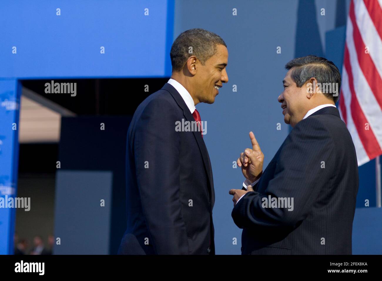 El presidente Barack Obama conversó con el presidente indonesio, Dr. Susilo Bambang Yudhoyono, durante la Cumbre del G-20 en Pittsburgh en el David L. Lawrence Convention Center en Pittsburgh, Pensilvania, 25 de septiembre de 2009 Foto de stock