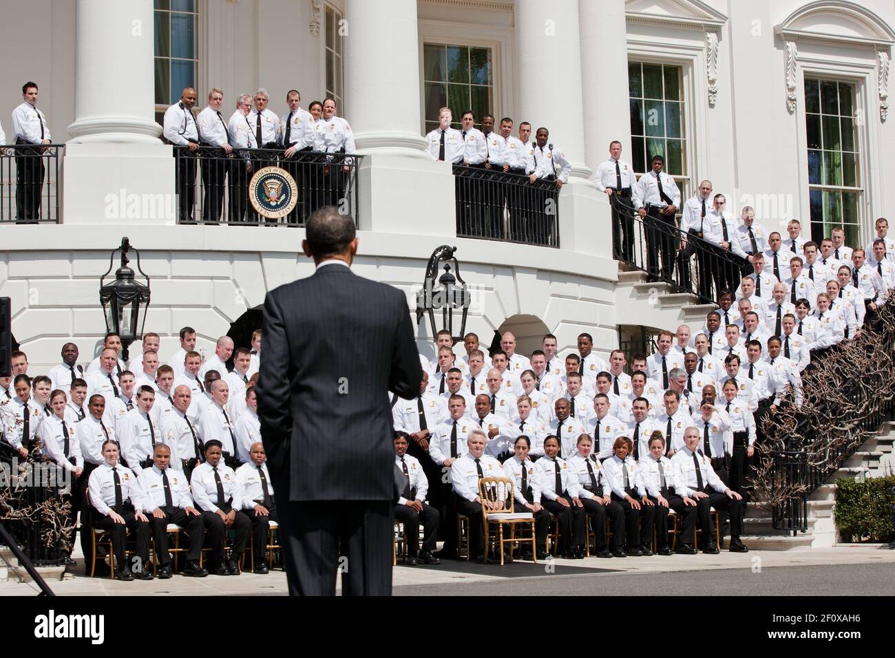 El presidente Barack Obama se dirige a los oficiales de la División uniformados del Servicio Secreto de los Estados Unidos antes de hacer una foto de grupo en el Portico Sur de la Casa Blanca, el 4 de abril de 2011. Foto de stock