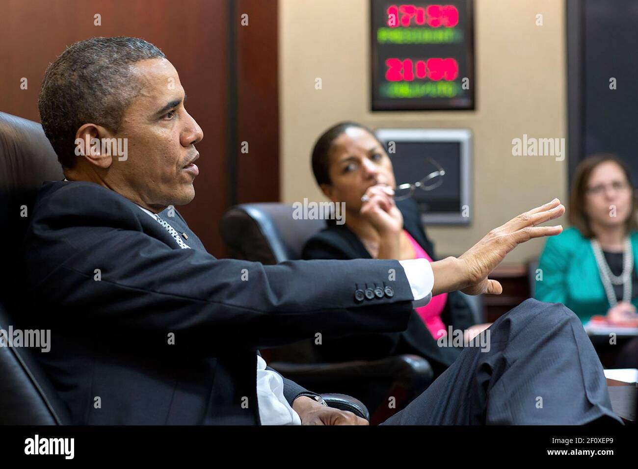 El Presidente Barack Obama se reúne con la Asesora de Seguridad Nacional Susan Rice y el personal del Consejo de Seguridad Nacional en la Sala de situación de la Casa Blanca, 3 de abril de 2014 Foto de stock