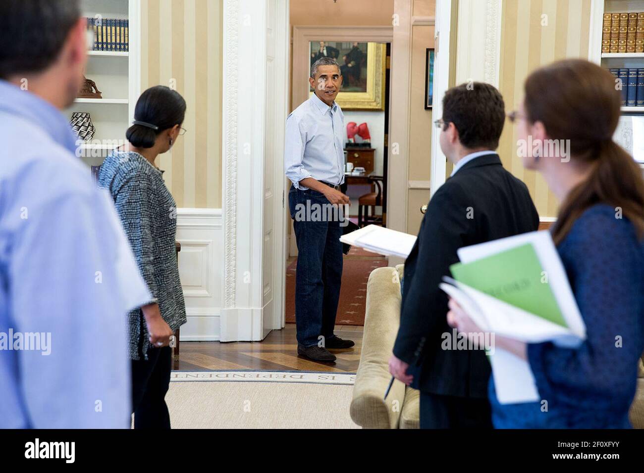 El presidente Barack Obama habla con el personal el sábado, 30 de agosto de 2014. De izquierda a derecha, Charles Kupchan, Susan Rice; Ricardo Zuniga y Lisa Samp Foto de stock