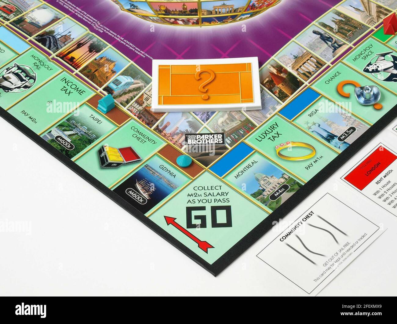 Monopoly Here & Now: The World Edition', visto aquí en una foto de Monopoly  Hand Out, es la primera edición mundial del popular juego de mesa. Los  votantes escogieron de 70 ciudades