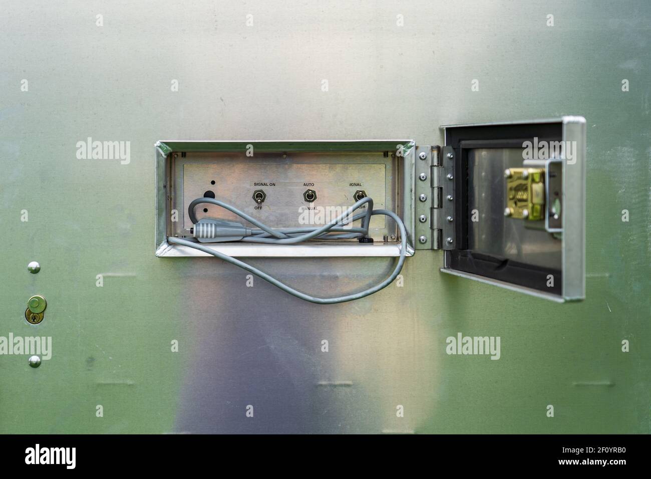 enfoque selectivo en el interior de un semáforo desbloqueado caja de control con interruptores y cable de control manual Foto de stock