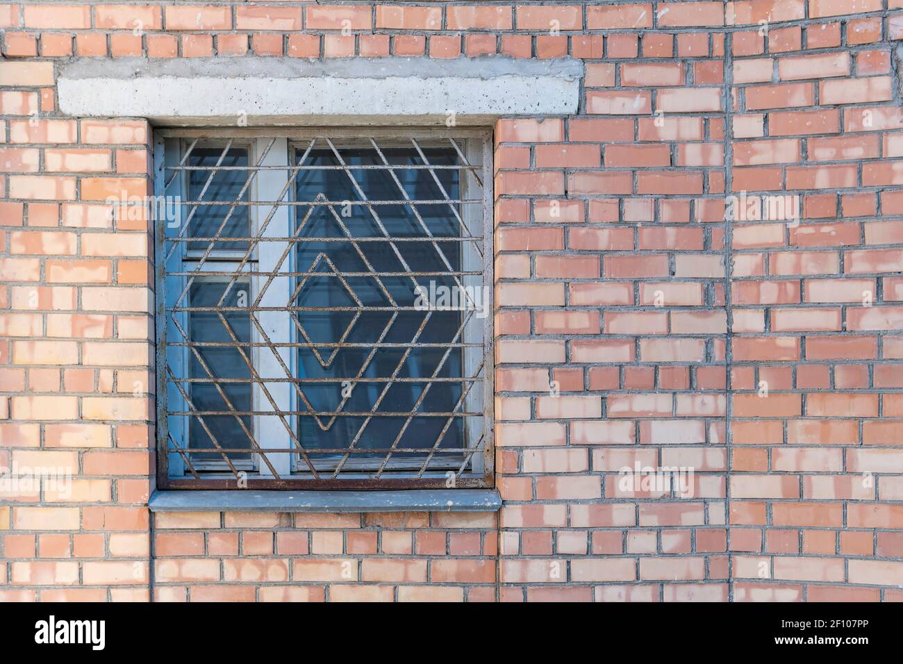 Persianas de la ventana y la línea de rejilla segura, el artista planta  Fotografía de stock - Alamy