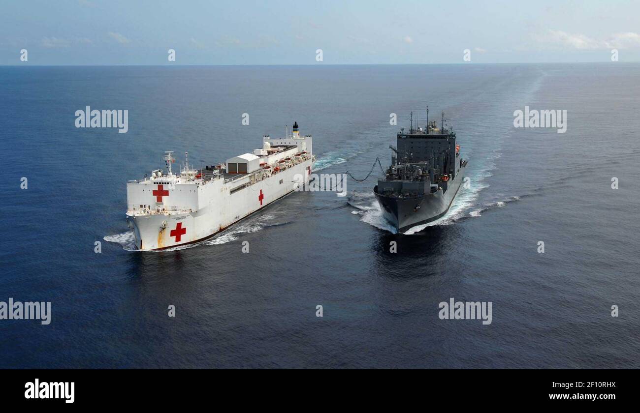 16 de julio de 2009 - Océano Pacífico - el buque del hospital militar Sealift Cpomand USNS Comfort (T-AH 20) recibe suministros durante un reabastecimiento en curso con el buque de carga seca/municiones USNS Robert E. Peary (T-AKE 5). La comodidad está en marcha a Panamá para una llamada de puerto Liberty el 16 de julio. Se ha desplegado consuelo en la misión de cuatro meses de asistencia humanitaria y cívica Promise 2009. Crédito de la foto: Benjamin Stratton/EE.UU. Navy/Sipa Press/1001132000 Foto de stock