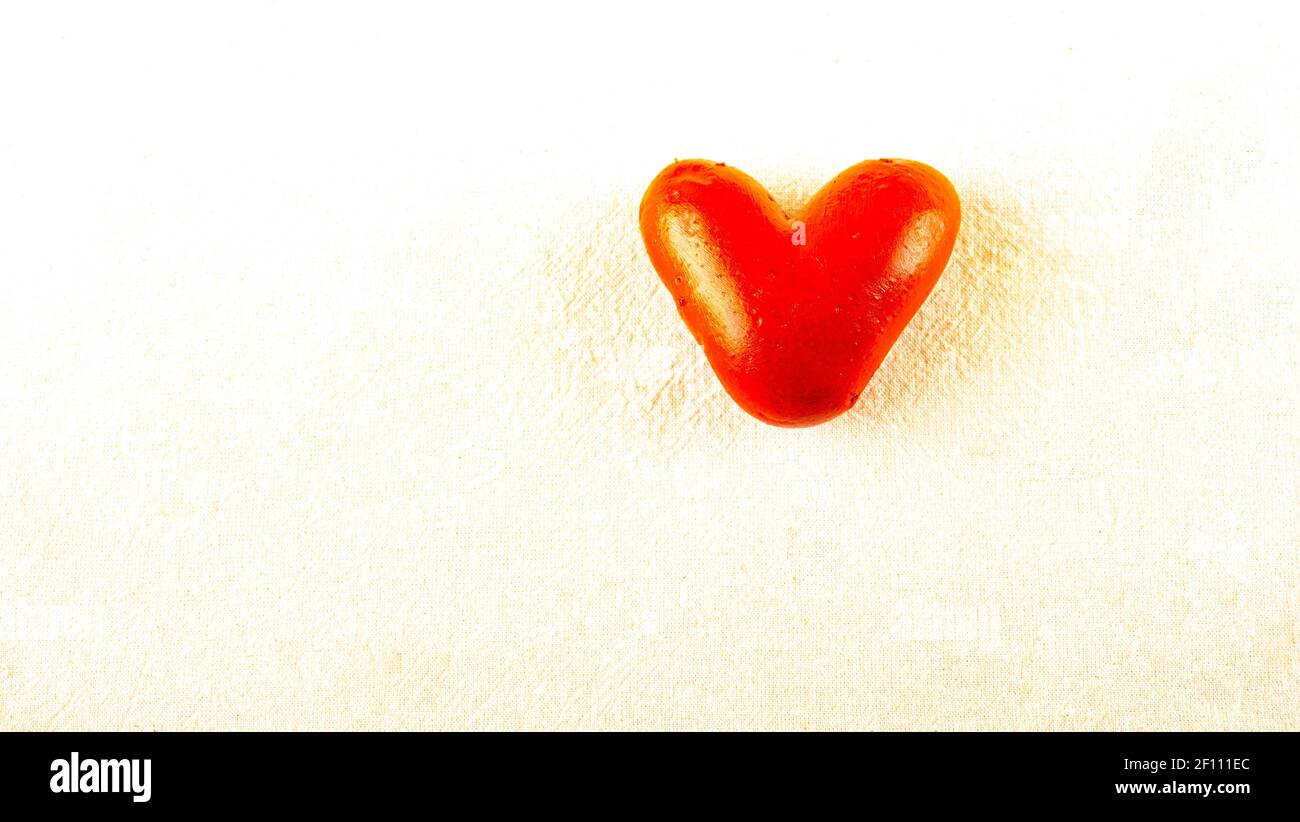 corazón rojo sobre fondo blanco. día de san valentín. donante de corazón Foto de stock