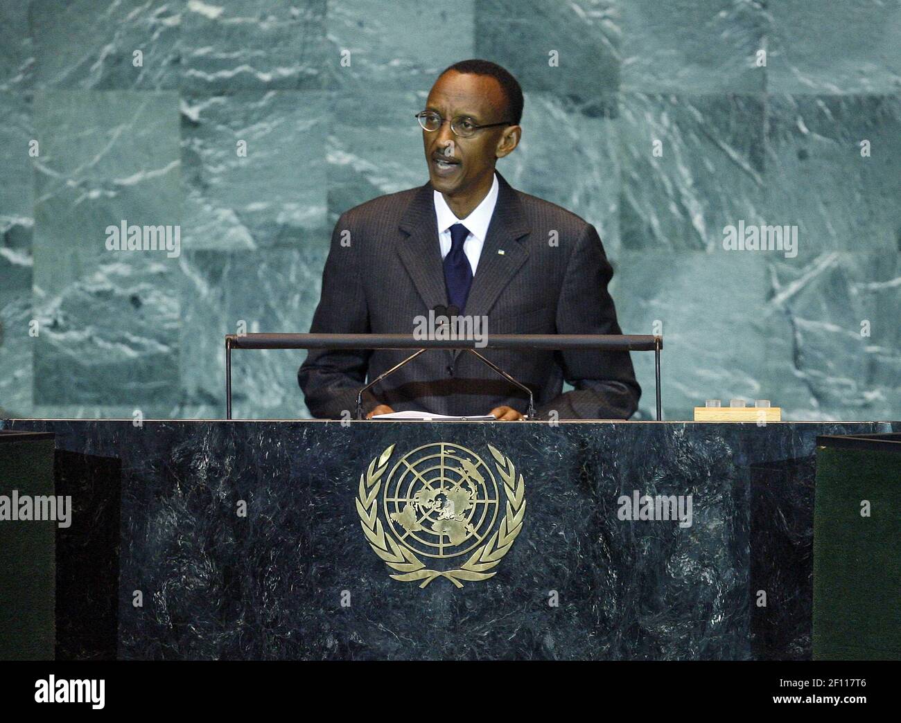 22 de septiembre de 2009 - Nueva York, NY - Paul Kagame, Presidente de la República de Rwanda, hace una alocución en la sesión plenaria de apertura de la Cumbre sobre el Cambio Climático. Convocada por el Secretario General Ban Ki-moon, la Cumbre tiene como objetivo movilizar la voluntad política de más alto nivel necesaria para llegar a un acuerdo sobre el clima mundial justo, eficaz y científicamente ambicioso en la Conferencia de las Naciones Unidas sobre el Cambio Climático que se celebrará en Copenhague en diciembre. Foto: Marco Castro/Foto ONU/Sipa Press/0909222122 Foto de stock