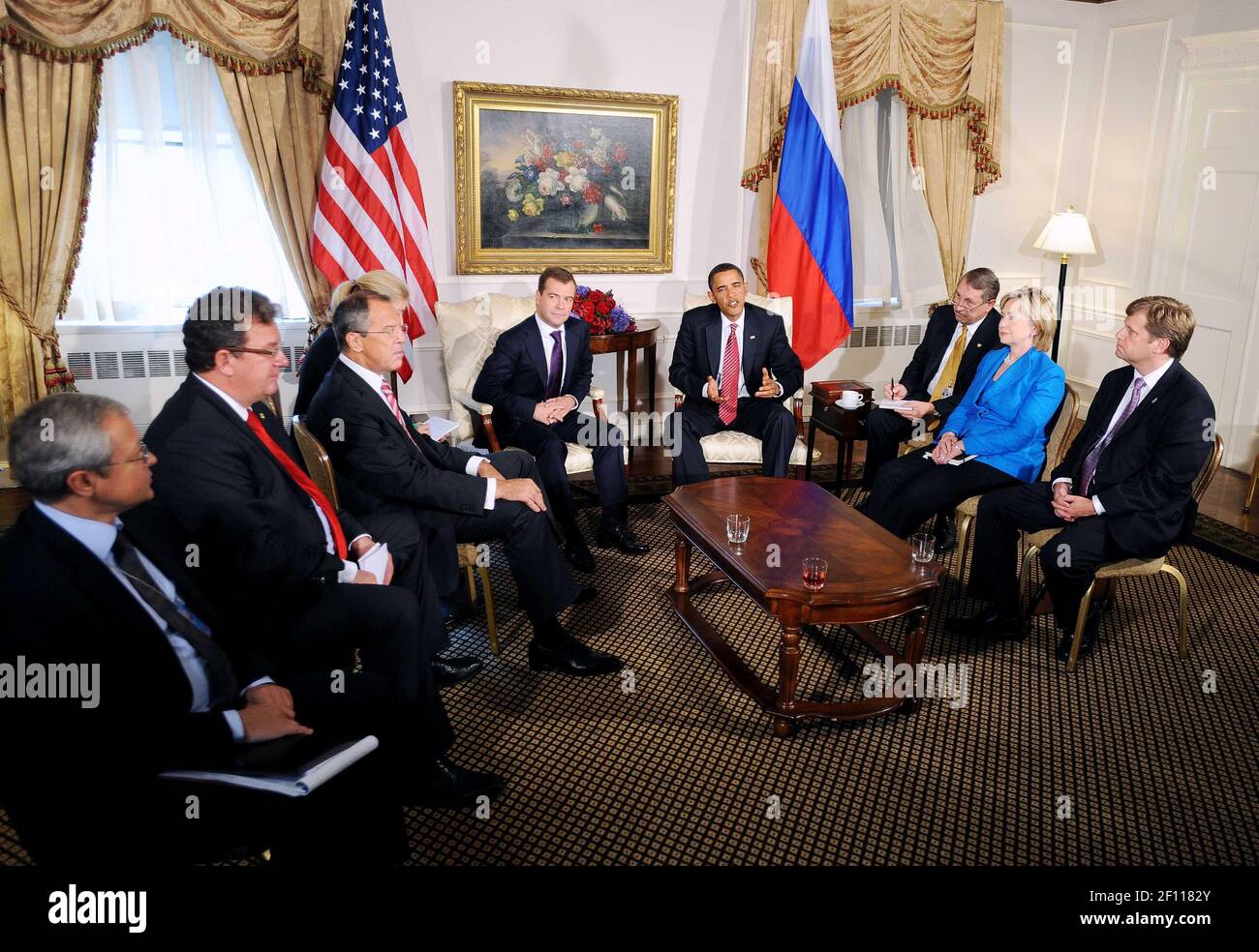 23 de septiembre de 2009- Nueva York, NY- el presidente Barack Obama celebra una reunión bilateral con el presidente Dmitri Medvedev de Rusia en el Waldorf Astoria en Nueva York. Crédito de la foto: Olivier Douliery / Piscina / Sipa Press/0909240054 Foto de stock