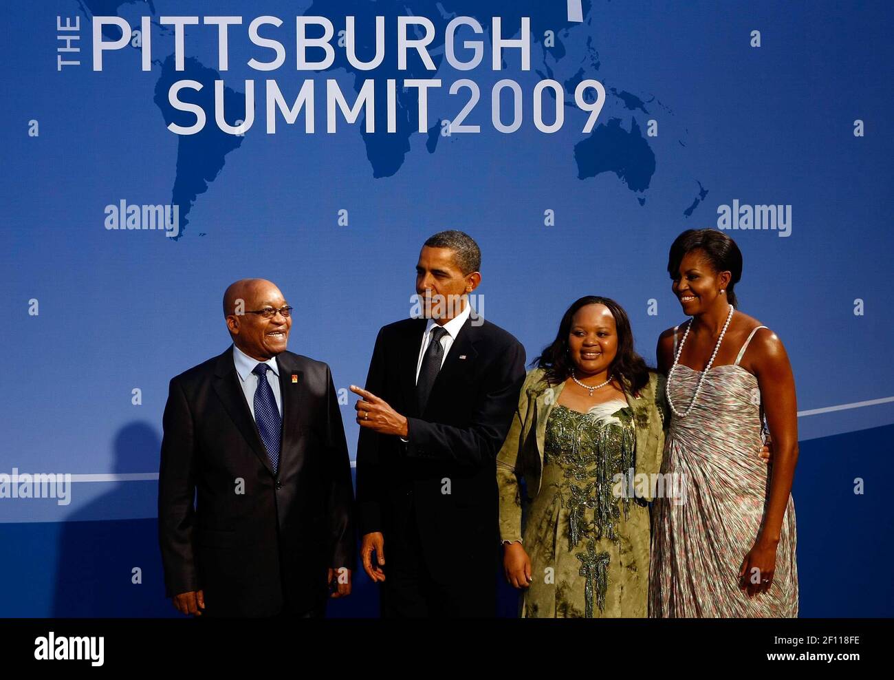 24 de septiembre de 2009 - Pittsburgh, Pensilvania - el presidente de EE.UU. Barack Obama (2L) y la primera dama de EE.UU. Michelle Obama (R) dan la bienvenida al presidente sudafricano Jacob Zuma (L) y a su esposa Nompumelelo Ntuli a la cena inaugural para los líderes del G-20 en el Conservatorio Phipps el 24 de septiembre de 2009 en Pittsburgh, Pensilvania. Los jefes de estado de las principales potencias económicas del mundo llegaron hoy para la cumbre de dos días del G-20 celebrada en el Centro de Convenciones David L. Lawrence con el objetivo de promover el crecimiento económico. Crédito de la foto: Win McNamee/Pool/Sipa Press/0909251425 Foto de stock