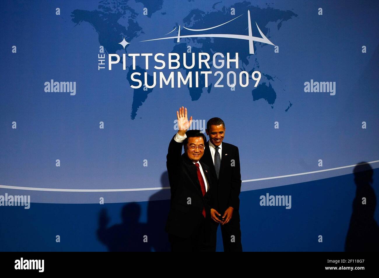 24 de septiembre de 2009 - Pittsburgh, Pensilvania - el presidente de los Estados Unidos, Barack Obama (R), da la bienvenida al presidente chino, Hu Jintao, a la cena de bienvenida para los líderes del G-20 en el Conservatorio Phipps el 24 de septiembre de 2009 en Pittsburgh, Pensilvania. Los jefes de estado de las principales potencias económicas del mundo llegaron hoy para la cumbre de dos días del G-20 celebrada en el Centro de Convenciones David L. Lawrence con el objetivo de promover el crecimiento económico. Crédito de la foto: Win McNamee/Pool/Sipa Press/0909251418 Foto de stock