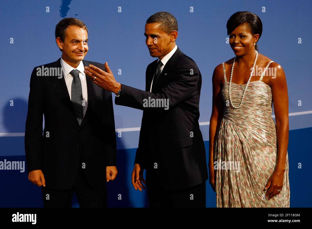24 de septiembre de 2009 - Pittsburgh, Pensilvania - el presidente de EE.UU., Barack Obama (C) y la primera dama de EE.UU., Michelle Obama (R) dan la bienvenida al presidente español, José Luis Rodríguez Zapatero, a la cena de bienvenida para los líderes del G-20 en el Conservatorio Phipps, el 24 de septiembre de 2009 en Pittsburgh, Pensilvania. Los jefes de estado de las principales potencias económicas del mundo llegaron hoy para la cumbre de dos días del G-20 celebrada en el Centro de Convenciones David L. Lawrence con el objetivo de promover el crecimiento económico. Crédito de la foto: Win McNamee/Pool/Sipa Press/0909251423 Foto de stock