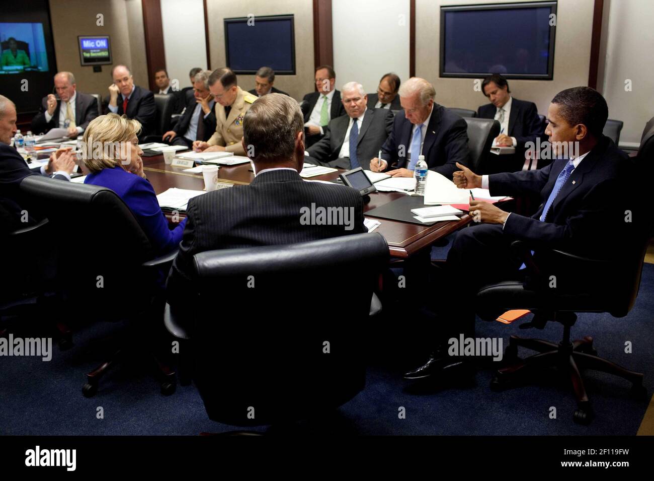 30 de septiembre de 2009 - Washington, DC - el presidente Barack Obama lleva a cabo una revisión de estrategia sobre Afganistán en el Salón de situación de la Casa Blanca. Crédito de la Foto: Pete Souza / Casa Blanca / Sipa Press/0910011727 Foto de stock
