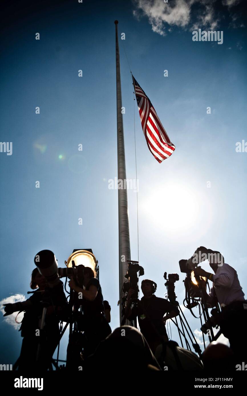 10 de noviembre de 2009 - Fort Hood, Texas - la bandera estadounidense vuela a la mitad del personal mientras la prensa cubre el Memorial Service celebrado para rendir homenaje a los soldados asesinados en el tiroteo de Fort Hood el jueves pasado, en Fort Hood, Texas, el martes 10 de noviembre, 2009. Crédito de la foto: Erin Trieb/Sipa Press/memorial.041/0911110111 Foto de stock