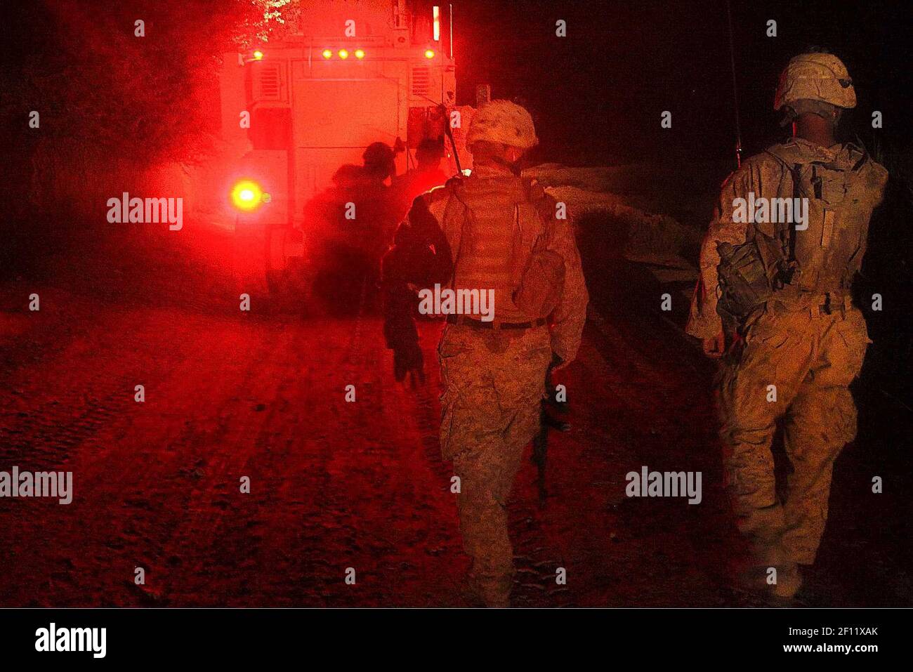17 de agosto de 2009 - Afganistán - Marines de EE.UU. Con Bravo Company, 1st Batallón, 5th Regimiento de Marina realizan una patrulla de seguridad a través del distrito de Nawa en la provincia de Helmand, Afganistán, 17 de agosto de 2009. 1st Batallón, 5th el Regimiento Marino está desplegado con el Equipo de combate Regimental 3, cuya misión es llevar a cabo operaciones de contrainsurgencia en asociación con las fuerzas de seguridad nacional afganas en el sur de Afganistán. Foto: Artur Shvartsberg /DOD/Sipa Press/0909031711 Foto de stock