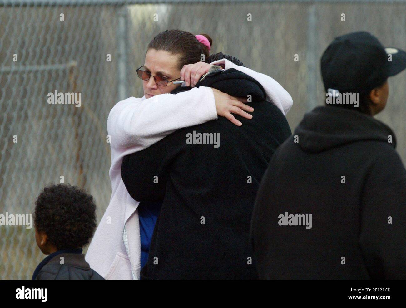 Kay Hernandez (izquierda) hugs co-trabajadora, Lisa Robinson, el sábado, 16 de diciembre de 2006, En Kansas City, Missouri, después de descubrir que su colega y amiga, Shanika King, había sido asesinado por su novio durante mucho tiempo. (Foto de Garvey Scott/Kansas City Star/MCT/Sipa USA) Foto de stock