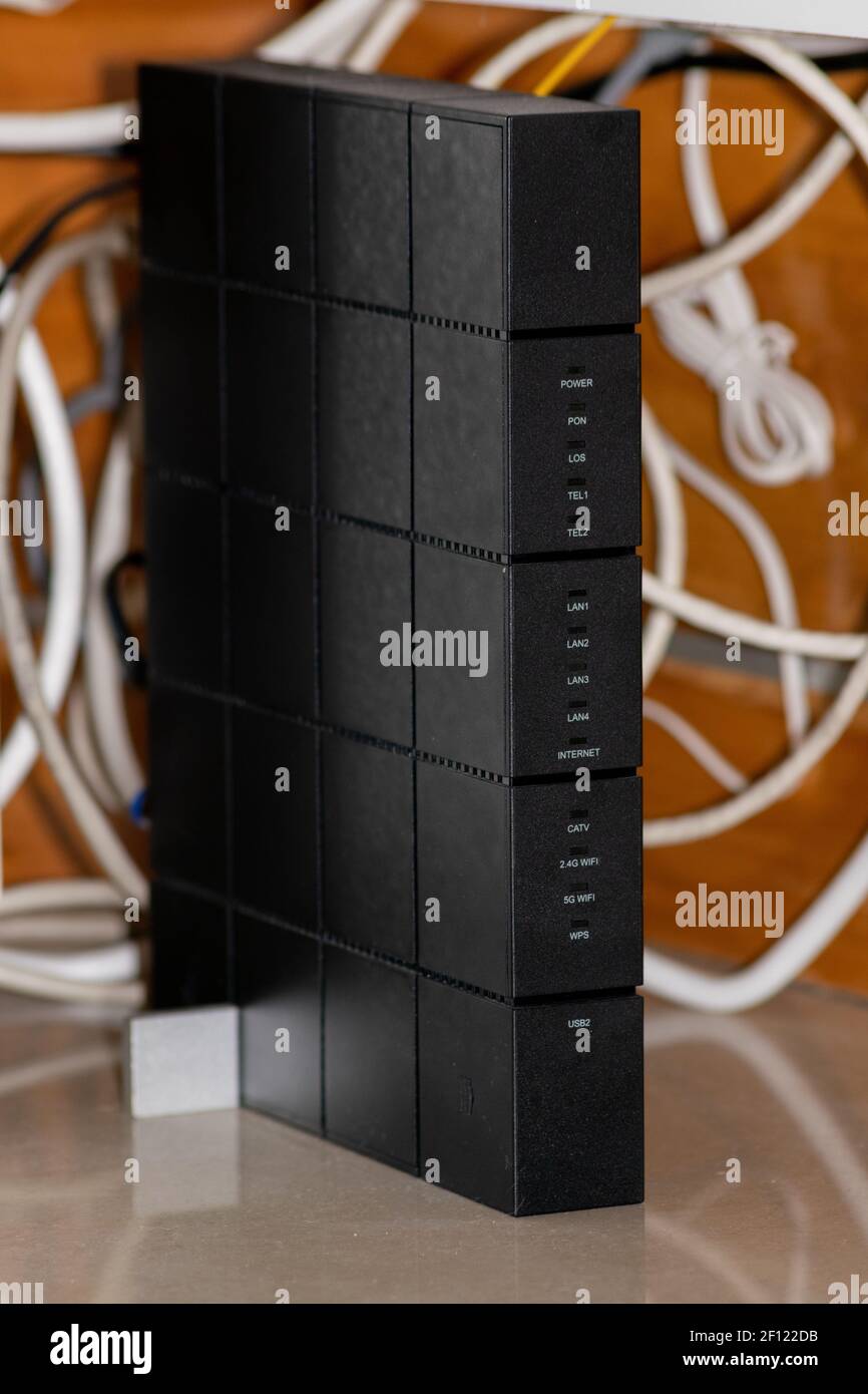 Módem, router para conexión a internet en casas de la empresa Vodafone en  Portugal rodeado de cables Fotografía de stock - Alamy