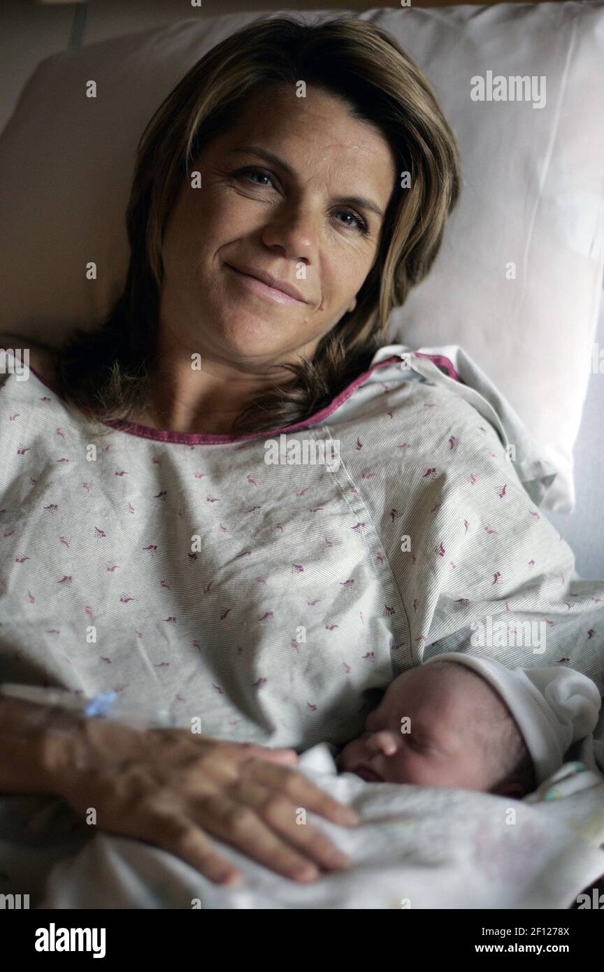 Wendy Riggs Posara Para Un Retrato Con Su Bebe Recien Nacido Zoe Tingle En El Kaiser Permanente Medical Center En Santa Clara California El 22 De Enero De 09 Foto De Lipo