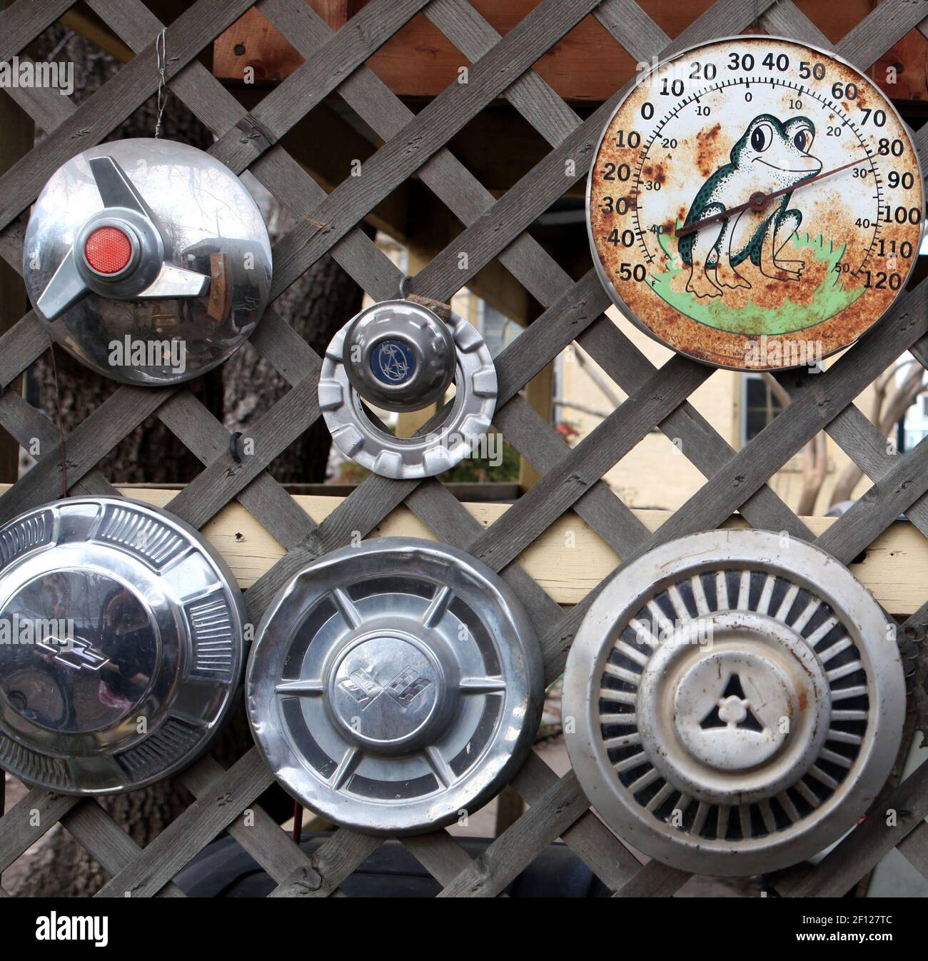 Esto es parte de la colección de Jeff Ferrell de hubcaps en su patio