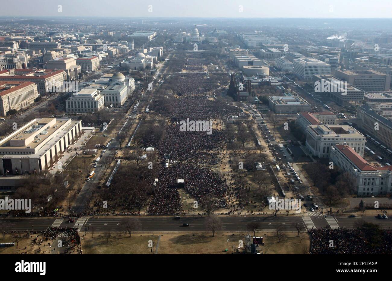 Los espectadores llenan el National Mall, visto desde el Monumento a  Washington, para la inauguración de Barack Obama en el 44th Presidente de  EE.UU. En Washington, D.C., martes, 20 de enero de