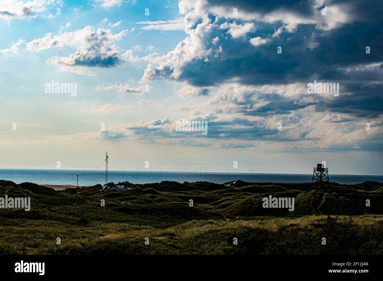 Dunas de arena de la playa de Blavand en Dinamarca con torre de vigilancia Foto de stock