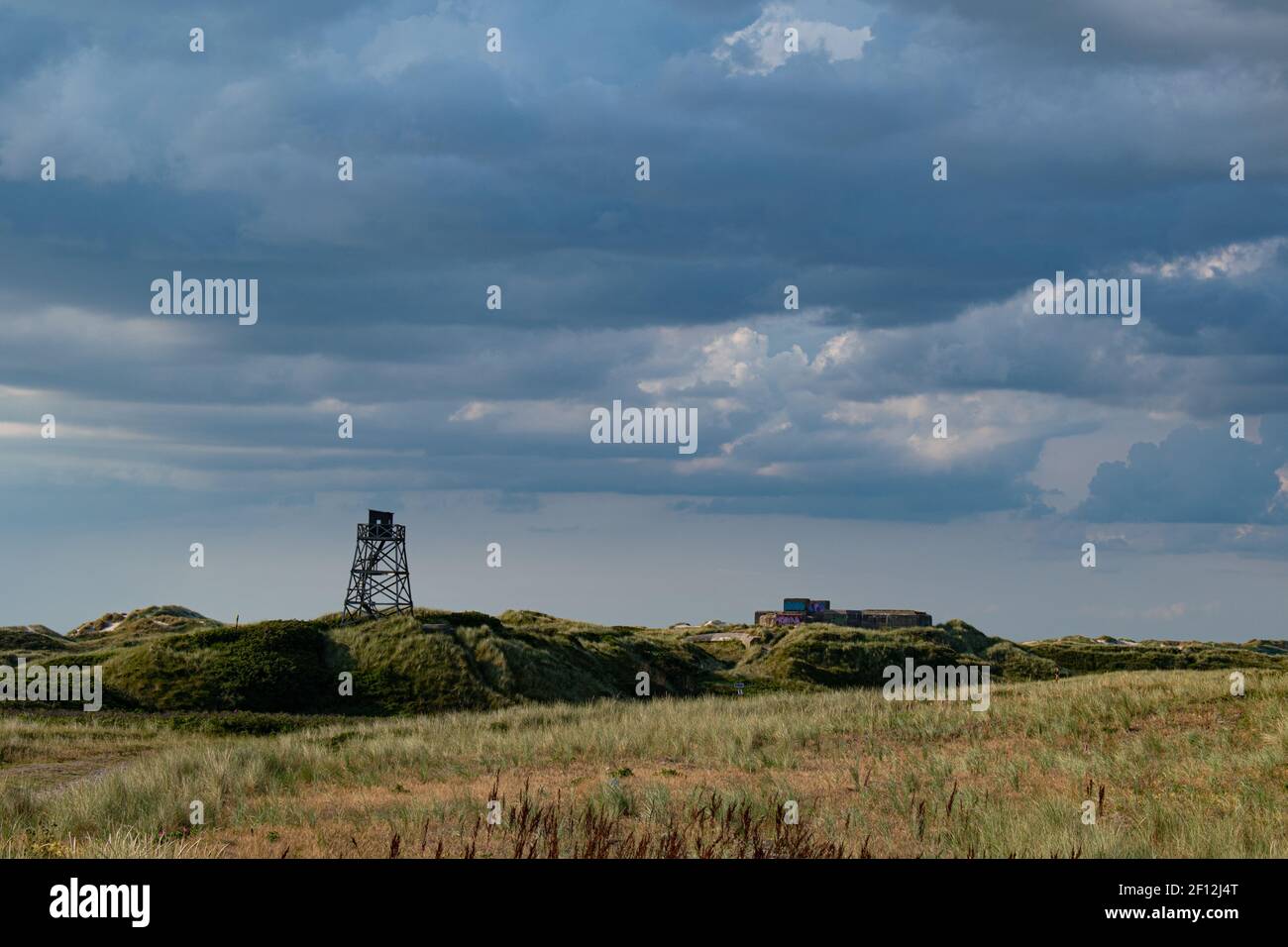 Dunas de arena de la playa de Blavand en Dinamarca con torre de vigilancia y bunker Foto de stock