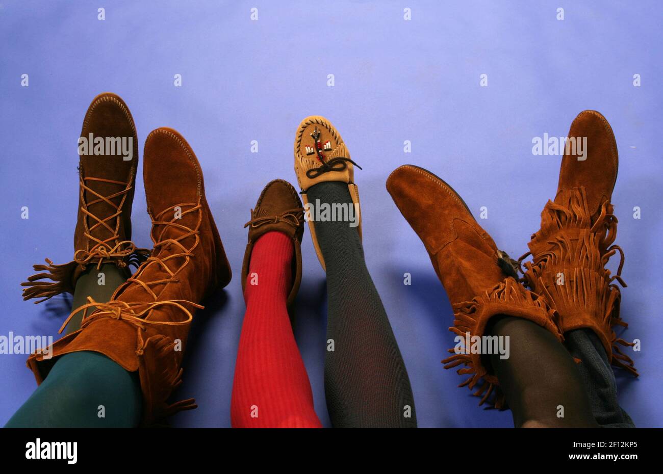 Cuando se trata de zapatos y botas esta temporada, la franja está en la  parte superior. Desde la izquierda, bota de tobillo con flecos, $49,95; bota  de flecos hasta la rodilla, $75,95;