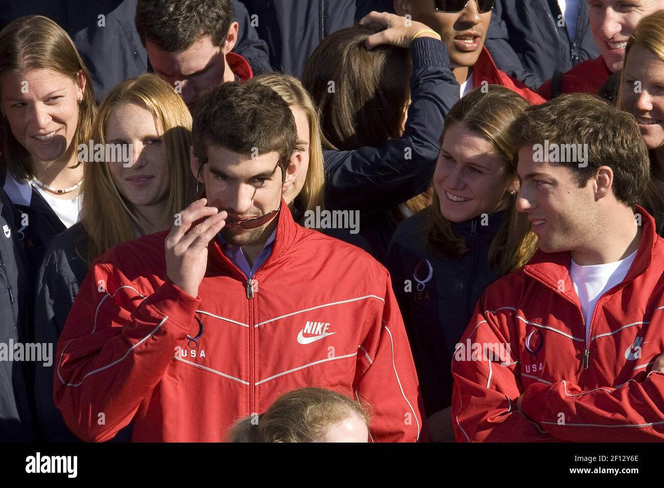 El nadador Michael Phelps y otros miembros de los 2008 equipos olímpicos y paralímpicos de verano de los Estados Unidos son recibidos en la Casa Blanca por el presidente George W. Bush en Washington, D.C., el 7 de octubre de 2008. (Chuck Kennedy/MCT/Sipa EE.UU.) Foto de stock