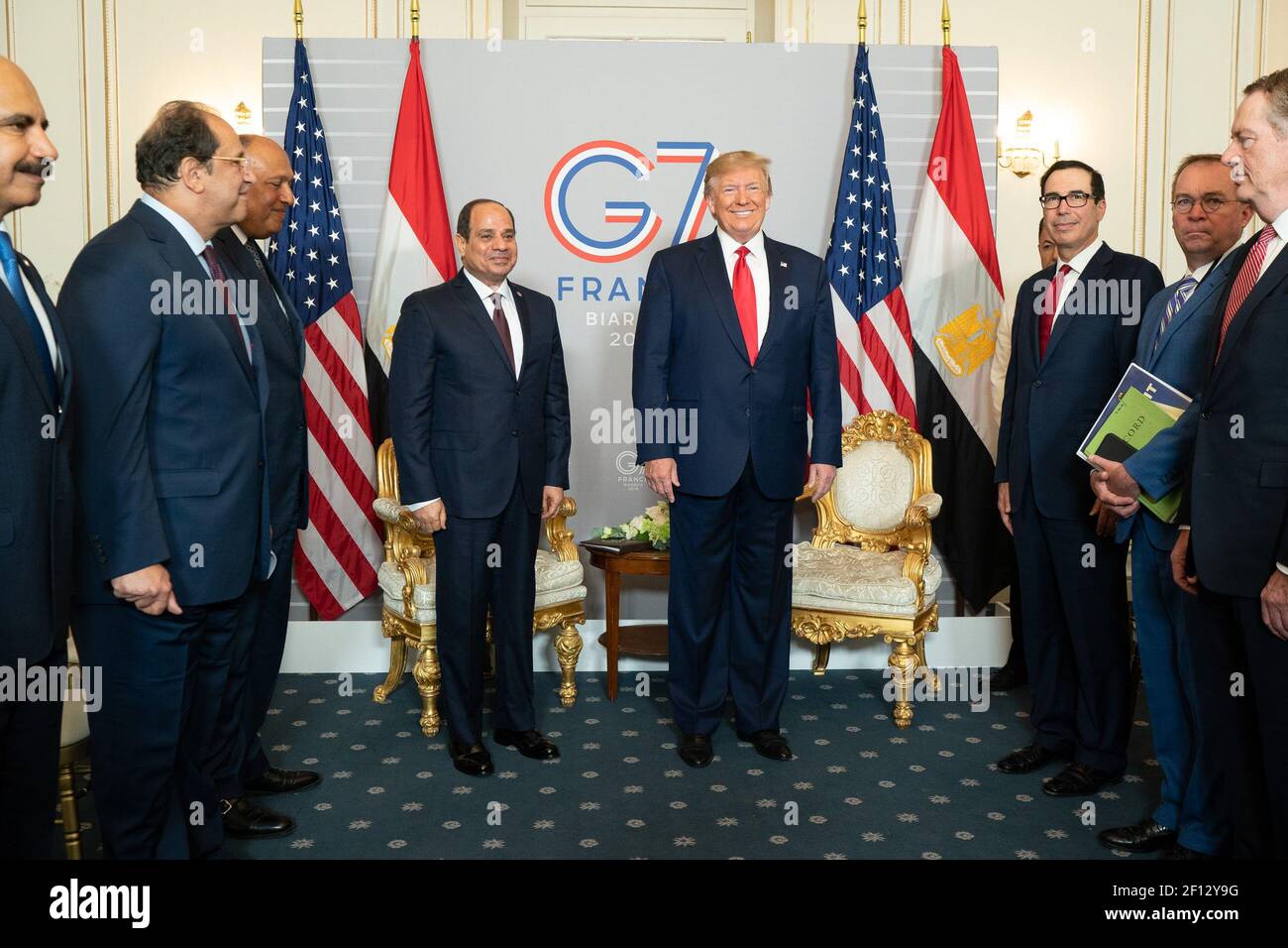 El presidente Donald Trump participa en una reunión bilateral con el presidente de la República Árabe de Egipto Abdel Fattah el-Sisi en el Hotel du Palais el lunes 26 2019 de agosto en Biarritz, Francia. Foto de stock