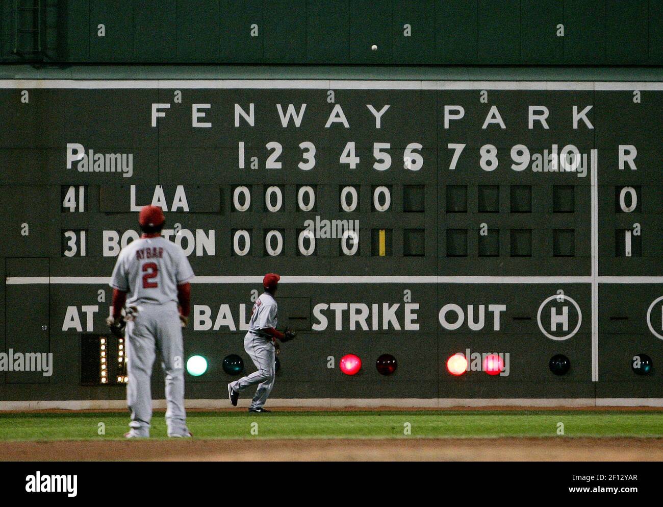 La garreta de los Angeles Angels Anderson observa el éxito de Dustin Pedroia de Boston Red Sox en el monstruo Verde, anotando a Jason Varitek para la segunda vuelta de la noche de los Red Sox durante el Juego 4 de la American League Division Series en Fenway Park en Boston, Massachusetts, el lunes 6 de octubre de 2008. (Foto de Kevin Sullivan/Orange County Register/MCT/Sipa USA) Foto de stock