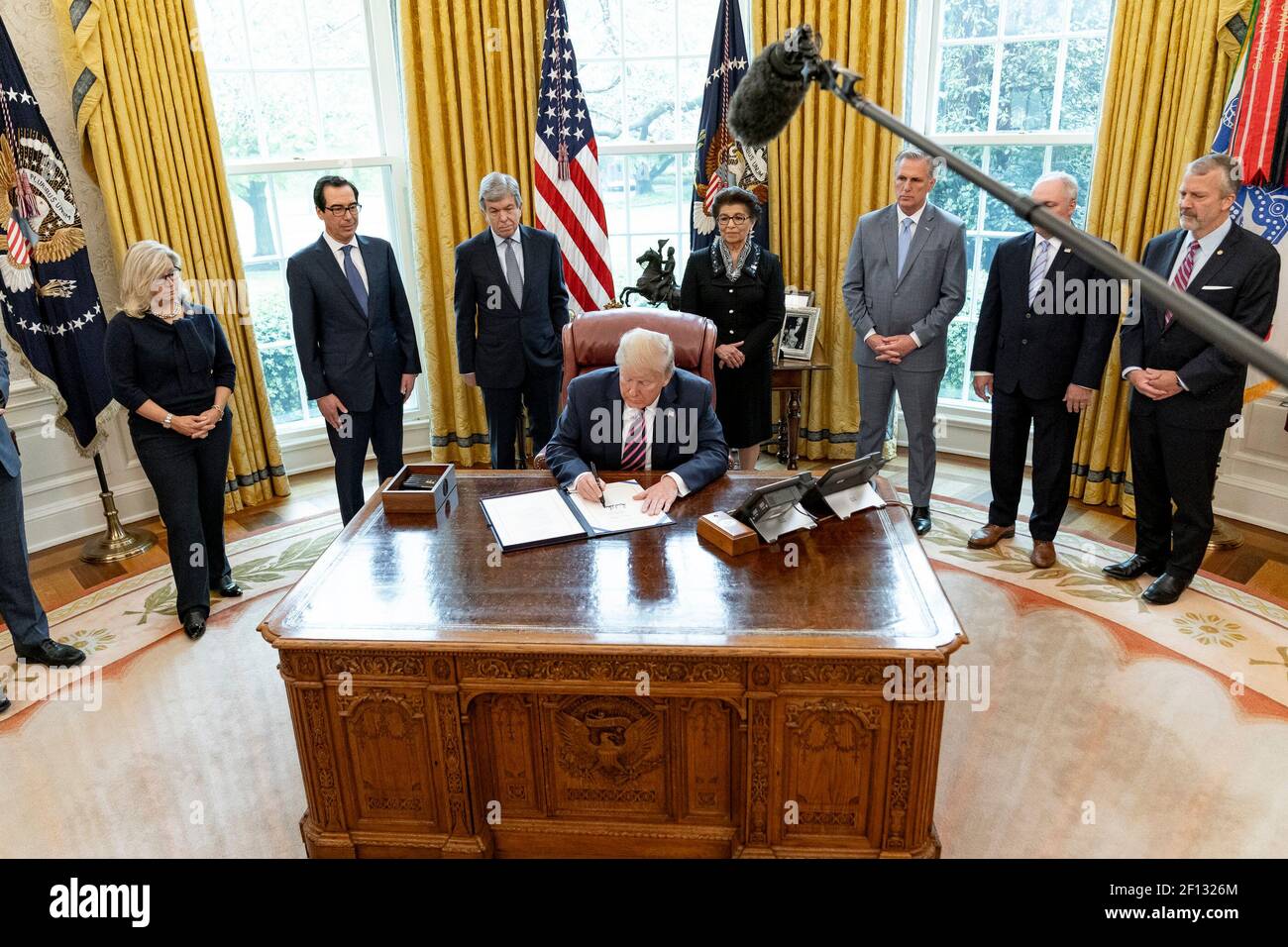 El presidente Donald Trump, junto con el vicepresidente Mike Pence, miembros del gabinete y legisladores de alto rango, firma H.R. 266 – el Programa de Protección de Paycheck y la Ley de mejora de la atención médica el viernes 24 2020 de abril en la Oficina Oval de la Casa Blanca. Foto de stock