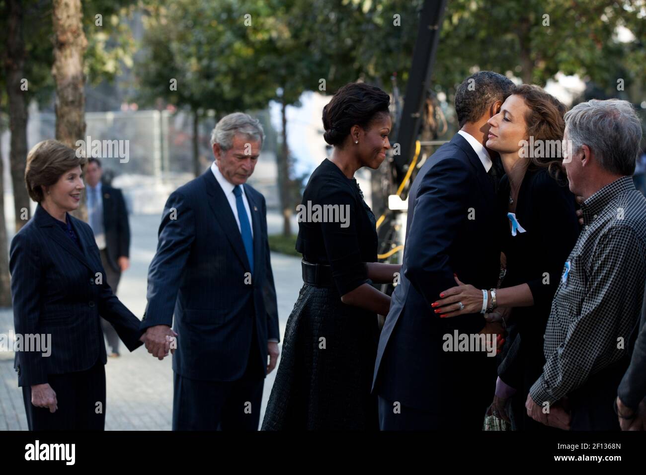 El Presidente Barack Obama y la primera Dama Michelle Obama, junto con el ex Presidente George W. Bush y la ex primera Dama Laura Bush, saludan a familiares y dignatarios locales en el Monumento Nacional del 11 de septiembre en Nueva York, Nueva York, en el décimo aniversario de los ataques del 9/11 contra el Domingo de los Estados Unidos 11 2011 de septiembre. Foto de stock