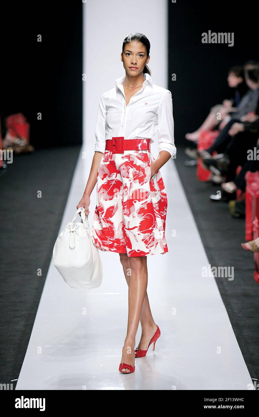 La joven colección primavera/verano de CH Carolina Herrera incluye esta clásica camisa blanca, acompañada de una falda con estampado rojo y un cinturón ancho. (Foto de Evans Caglage/Dallas Morning News/MCT/Sipa USA