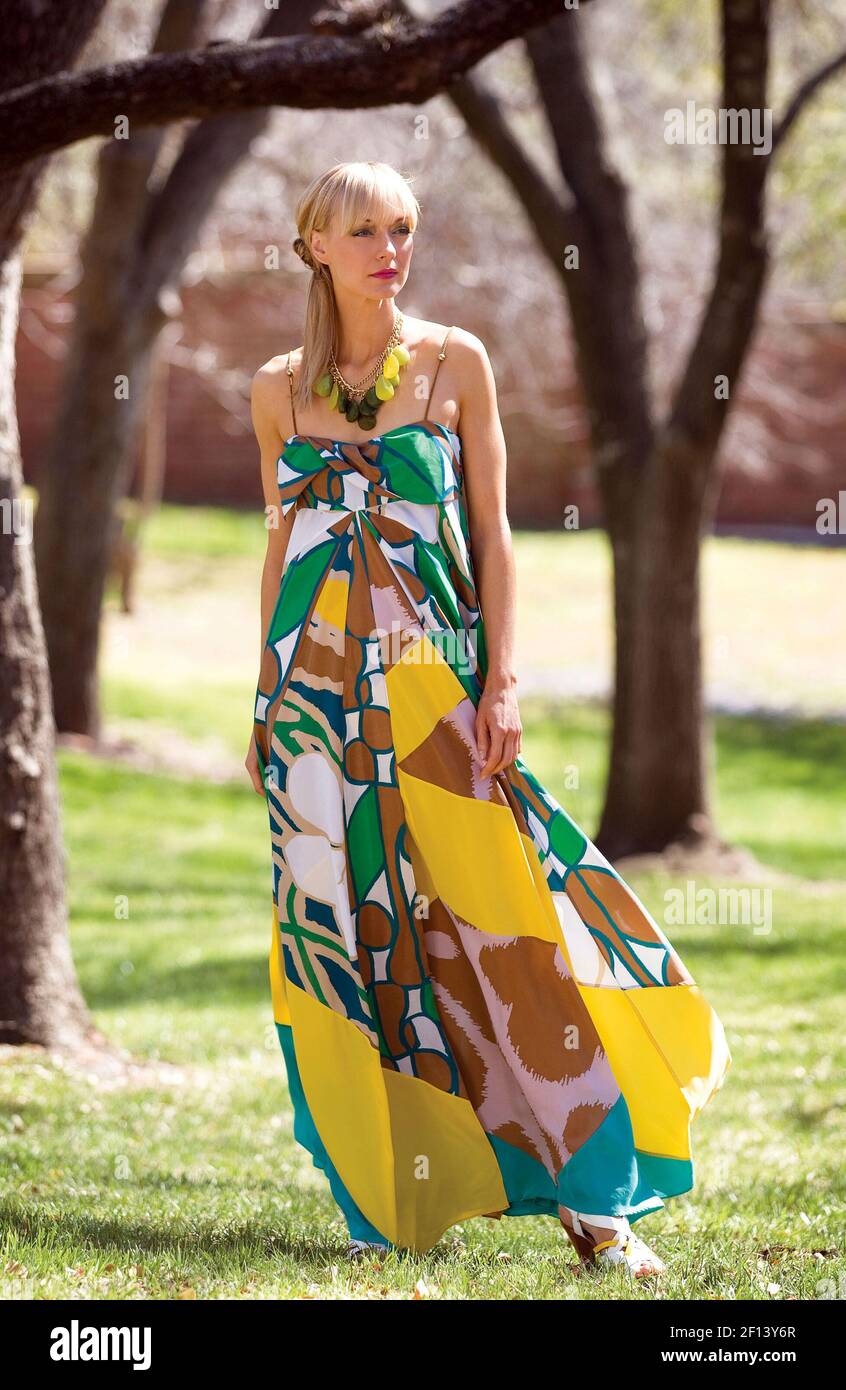 Llamarlo vestido de patio o vestido de azafata pero, por cualquier nombre, nos encantan estos diseños que son perfectos para cócteles en la piscina. El vestido de mosaico de Diane Von Furstenberg Llamarlo vestido de patio o vestido de azafata pero, por cualquier nombre, nos encantan estos diseños que son perfectos para cócteles en la piscina. El vestido de mosaico de Diane Von Furstenberg