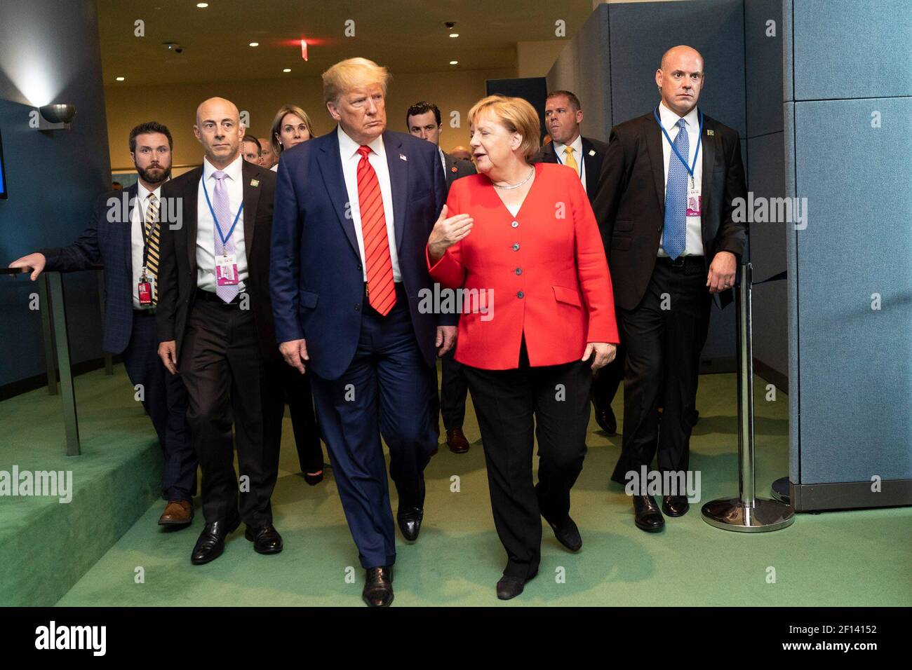 El presidente Donald Trump se reúne informalmente con la canciller alemana Angela Merkel y el presidente argentino Mauricio Macri el martes 24 2019 de septiembre mientras se prepara para salir de la sede de las Naciones Unidas en la ciudad de Nueva York. Foto de stock