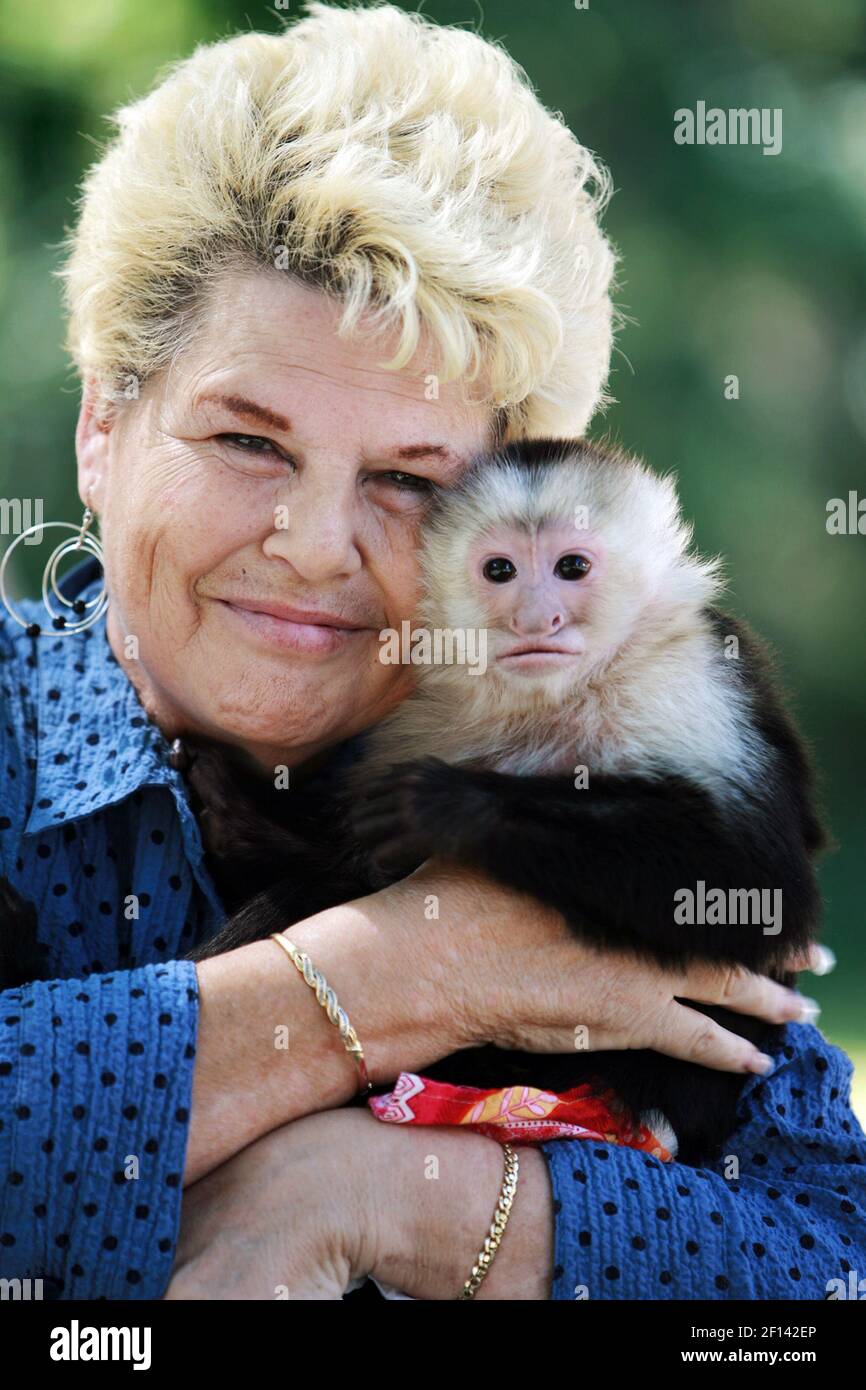 Lori Johnson abraza a Jessica Marie, su mascota mono capuchino, viernes, 28  de marzo de 2008. Ella compró un mono bebé y ha estado beando sobre el  pequeño animal durante 18 años. (