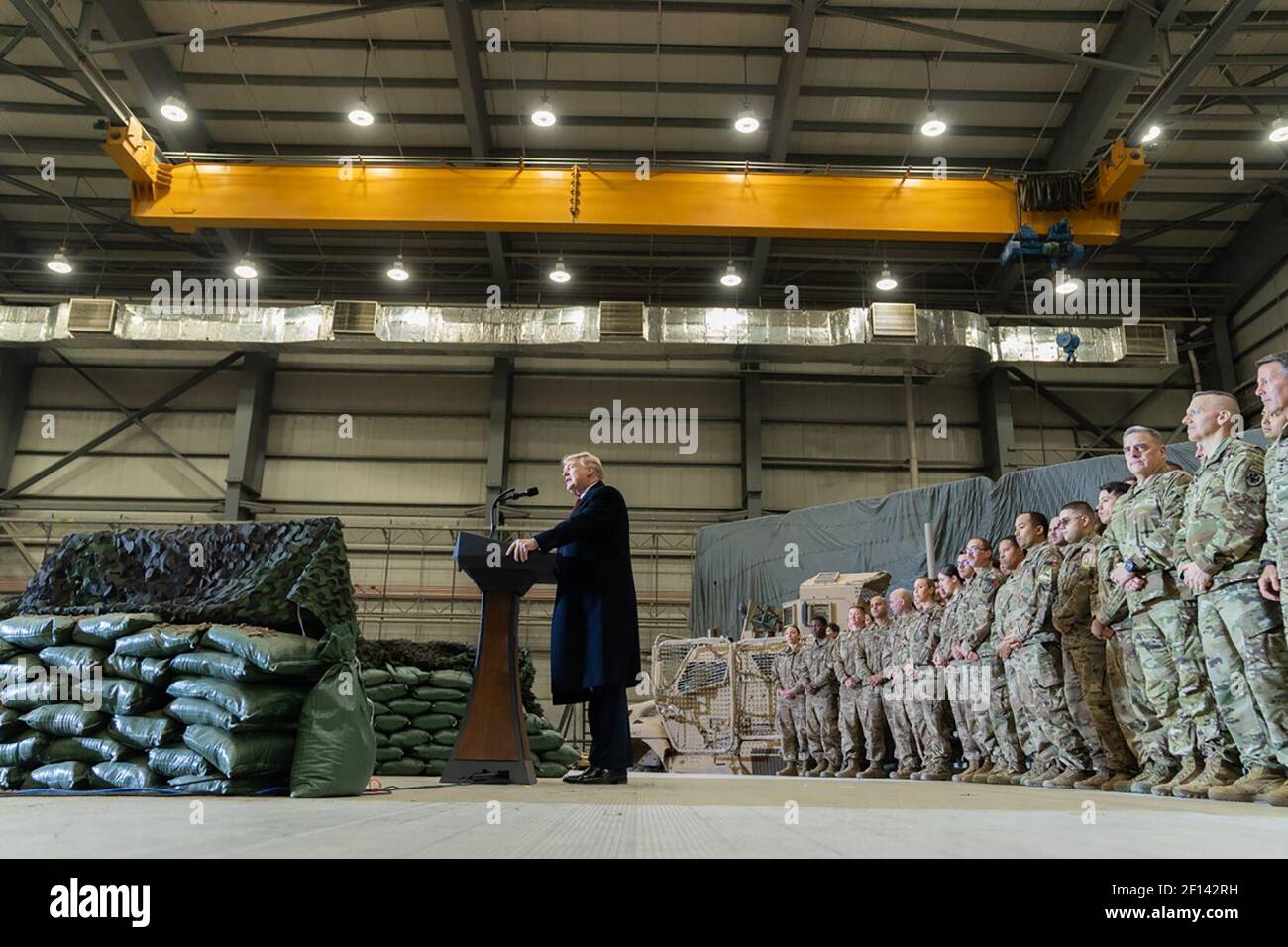 El presidente Donald Trump pronunció sus palabras ante las tropas estadounidenses el jueves 28 2019 de noviembre en Bagram Airfield Afganistán. Foto de stock