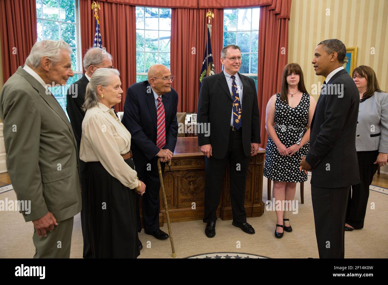 El presidente Barack Obama habla con el representante John Dingell D-Mich junto con miembros de su familia en la oficina Oval el 13 2013 de junio. El representante Dingell es el Miembro que más ha servido en la historia del Congreso de los Estados Unidos. Foto de stock