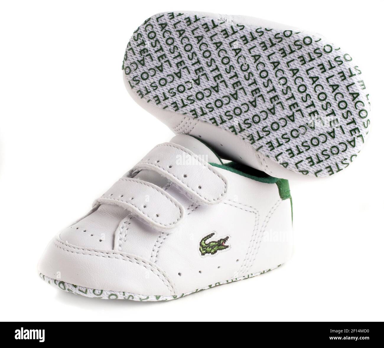 Viste a tu futuro ganador de Wimbledon con estos zapatos para bebés Lacoste,  que reflejan la versión para adultos. Verde para niños y rosa para niñas,  $40, www.nordstrom.com. (Foto de Ross Hailey/Fort