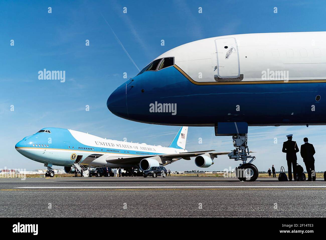 Air Force One, que lleva al presidente Donald Trump y a la primera dama  Melania Trump, es visto después de aterrizar el sábado 24 2019 de agosto en  el aeropuerto de Burdeos-Merignac
