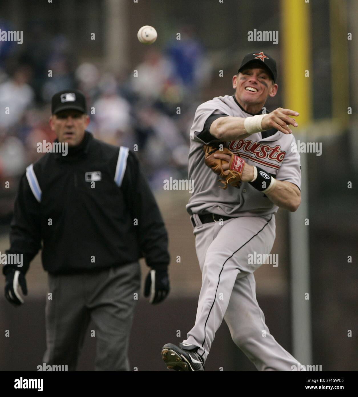 Houston Astros segundo baseman Craig Biggio (L) abraza a su hijo