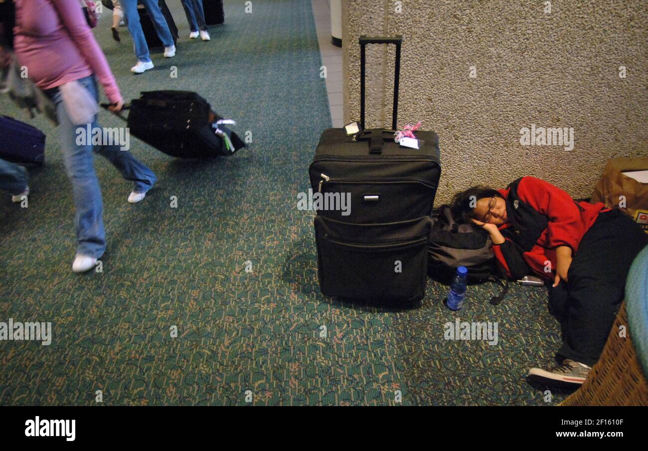 Kim vo, estudiante de la Universidad de Boston, se encuentra cerca del  mostrador de billetes de JetBlue en el Aeropuerto Internacional de Orlando  después de que su vuelo fuera cancelado en Nueva