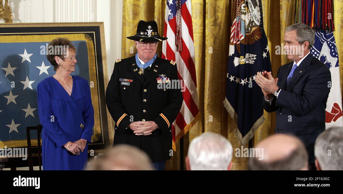 El Presidente W. Bush, a la derecha, la Medalla de honor