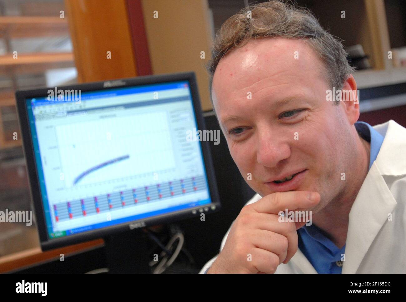 En Fox Chase Center, el investigador Paul Cairns está estudiando cómo las "etiquetas" químicas pueden alterar los efectos del ADN, 30 de enero de 2007, en Filadelfia, Pensilvania. (Foto de Peter Tobia/Philadelphia Inquirer/MCT/Sipa USA) Foto de stock