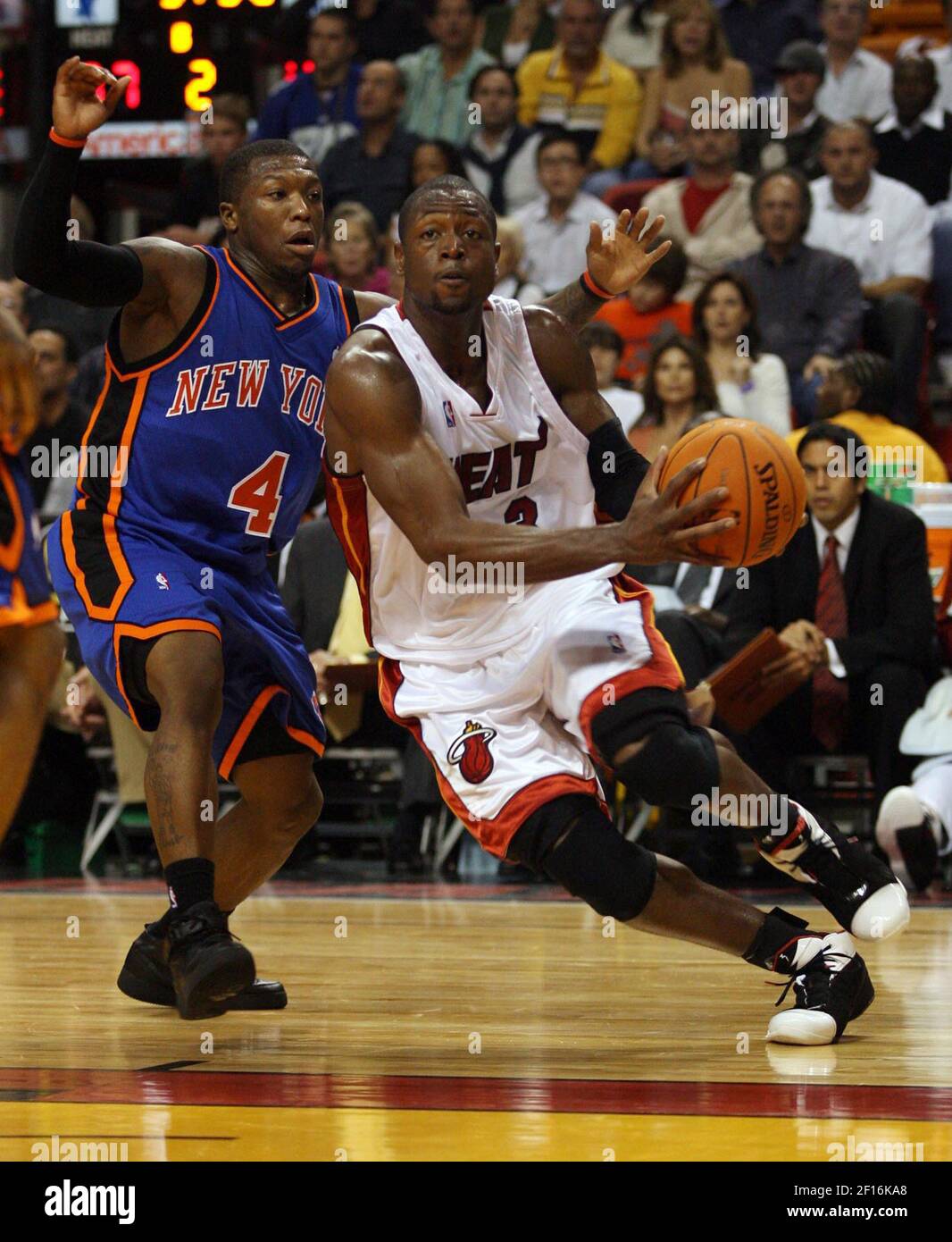 Dwyane Wade, de Miami Heat, acude al aro por la defensa de Nate Robinson, de New York Knicks, durante el primer cuarto en el American Airlines Arena en Miami, Florida, viernes, 17 de noviembre de 2006. (Foto de Héctor Gabino/el Nuevo Herald/MCT/Sipa USA) Foto de stock
