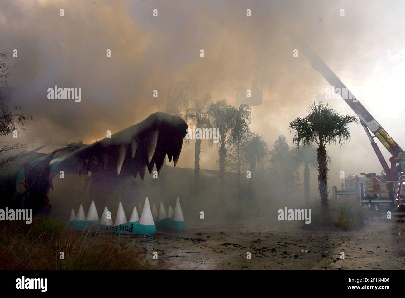 El humo cuelga sobre la famosa entrada de la boca del gator a Gatorland después de que un incendio destruyera la tienda de regalos en Orlando, Florida, lunes, 6 de noviembre de 2006. (Foto de Red Huber/Orlando Sentinel/MCT/Sipa USA) Foto de stock