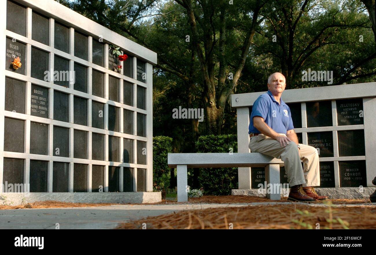Roger Leggatt, el jefe del cementerio en el cementerio de Palm, está