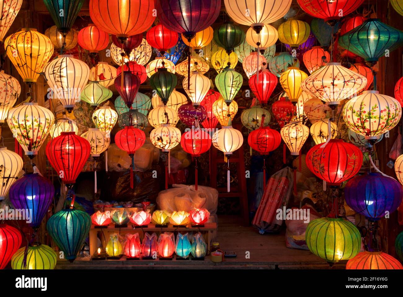 Faroles de papel iluminados de colores para la venta en Hoi An, provincia  de Quảng Nam, Vietnam Fotografía de stock - Alamy